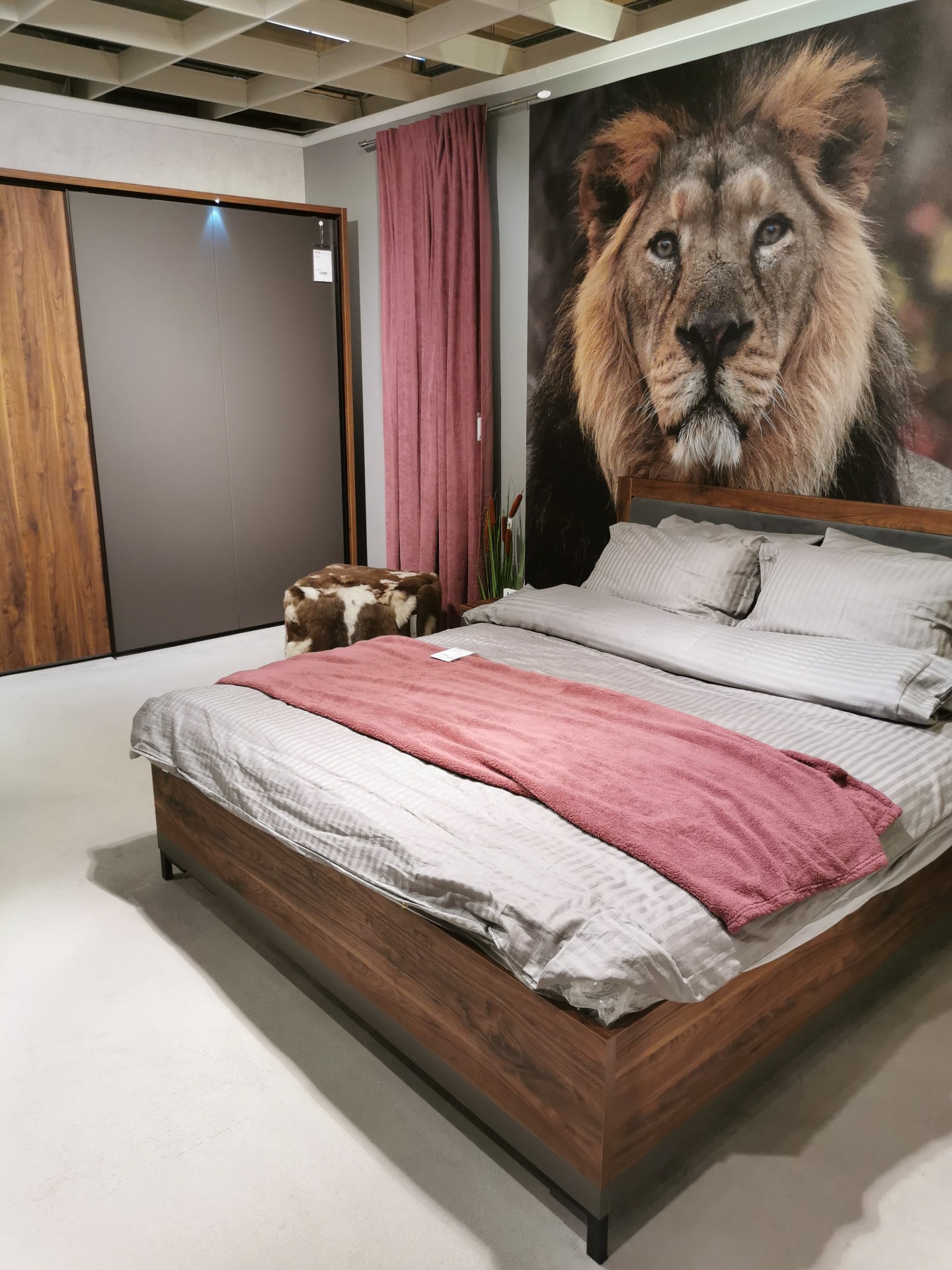 The Pros and Cons of Wallpapering Just One Wall